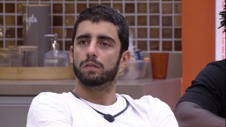 Pedro Scooby confessa estar com saudade de Naiara Azevedo