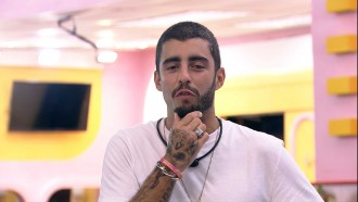 Pedro Scooby faz a barba e brother brinca: 'Pegava com força'