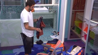 Pedro Scooby se despede do Quarto do Líder no BBB 22