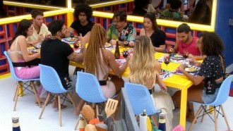 Pipocas combinam de se proteger no jogo contra o Camarote