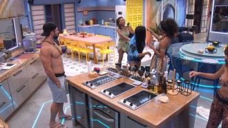 Pocah brinca com Lumena no BBB21: 'Vai tomar atenção grandão'