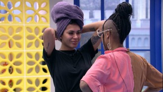 Pocah se emociona com homenagem de Projota à filha dele