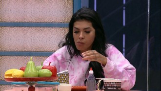 Pocah toma café da manhã no BBB21 enquanto brothers descansam