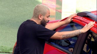 Projota se emociona e diz: 'Ganhei o carro do meu pai'