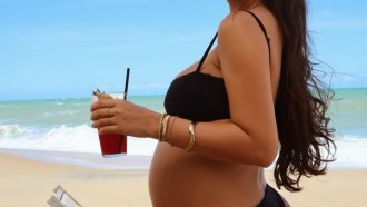 Grávida de 8 meses, Rafa Kalimann posa na praia e mostra barrigão