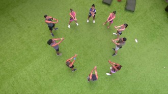 Renata dá 'aulão' de alongamento para participantes do BBB 25