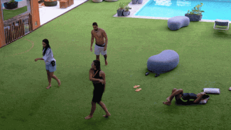 Renata e Eva ensinam coreografia de balé a Maike