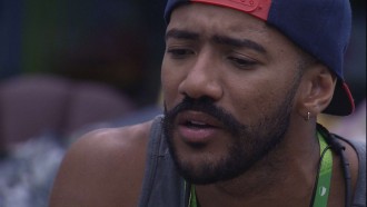 Ricardo conta para Paula que Cristian o magoou