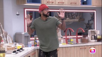 Ricardo leva bronca ao vivo de Tadeu Schmidt