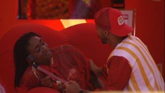 Ricardo pergunta o que Sarah Aline quer, e ela responde: 'Você'