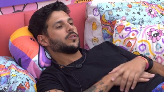 Rodrigo diz a Maria: 'Ela está machucada por gostar de você'