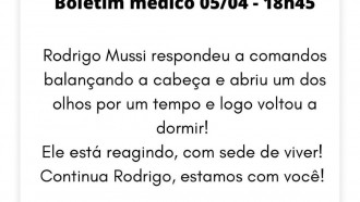 Rodrigo, do BBB 22, balança a cabeça e abre um dos olhos