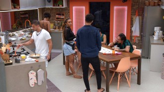 Rodrigo para Natália: 'Se você ficar, eu pulo na piscina'