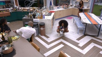 Sapo entra na casa do BBB 23 e sisters brincam: 'É o Gabriel'