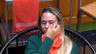 Sarah chora sozinha após conversa com sister do BBB21