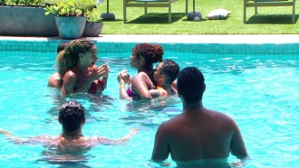 Sisters do BBB 25 simulam briga na piscina: 'Sua recalcada'