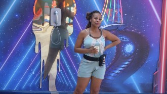 Sol Vega chora no jardim e desabafa: 'Sobrevivi'