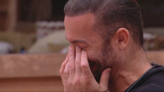 Sozinho, Diego Hypolito tem crise de riso no BBB 25