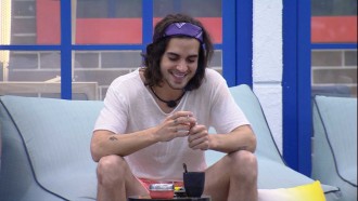 Sozinho, Fiuk chora e ri ao mesmo tempo no BBB21