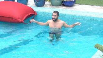 Sozinho, Gilberto canta e dança na piscina do BBB21