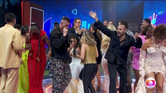 Tadeu Schmidt é 'flagrado' dançando com ex-brothers na volta do intervalo da Final do BBB 24