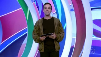 Tadeu Schmidt faz sua estreia no BBB22: 'Que alegria!'