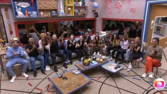 Tadeu Schmidt quebra pratos ao vivo no estúdio do BBB 23