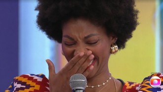 Tadeu Schmidt se despede de Tina em angolano e sister chora