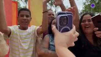 Tadeu Schmidt surpreende fãs que acompanham Caravana BBB 25