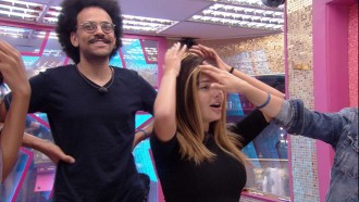 Thaís usa peruca e ganha elogio de Fiuk no BBB21: 'Ficou legal'