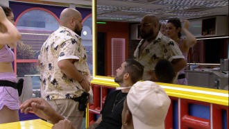 Tiago Abravanel olha para espelho e diz: 'Eu estou gato'