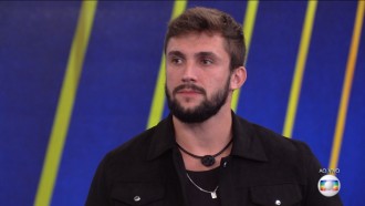 Após eliminação, Arthur fala com Tiago Leifert sobre romance com Carla Diaz no BBB21: 'Quero resolver minha situação'