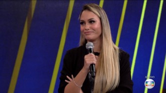 Tiago Leifert conversa com Sarah,  oitava eliminada do BBB21