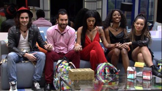 Tiago Leifert fala com brothers na noite da 15ª Eliminação