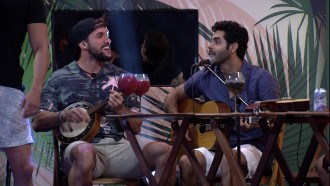 Vídeos BBB21: brothers cantam na Festa do Líder Arthur