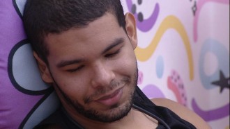 Vinicius chora ao fazer carinho em Eliezer