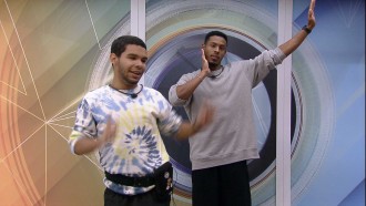 Vinicius ensina para Paulo André passos de dança