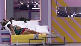 Vinicius reflete sozinho na área externa da casa do BBB 22