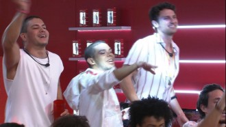 Vinicius tieta Thiaguinho em show no BBB 22: 'Gostoso'