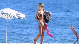 Yasmin Brunet toma água de coco e aproveita dia de sol em praia no Rio