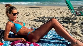 Yasmin Brunet exibe barriga trincada na praia e se declara: 'Rio, te amo'
