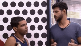 BBB22: Rodrigo usa o termo “traveco” e é repreendido por brothers