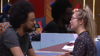 Carla Diaz chora enquanto conversa com João Luiz