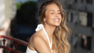 Fãs fazem vaquinha e dão celular para Carla Diaz: “Vocês são doidos”