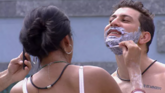 No BBB21, Caio muda o visual com ajuda de Pocah e Rodolffo brinca: 'Olha as ideias do boiadeiro'