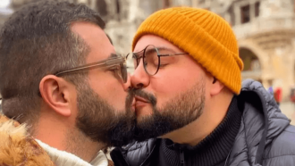 Tiago Abravanel reencontra marido após desistir do BBB 22