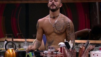 Filho de Tereza, do BBB19, sensualiza no palco de Eliminação
