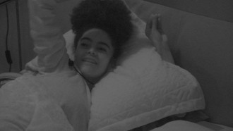 Gabriela conta sonho com Elana: 'Atrás de mim, beijando meu pescoço'