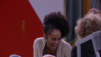 Gabriela diz que já teve vontade de beijar uma sister