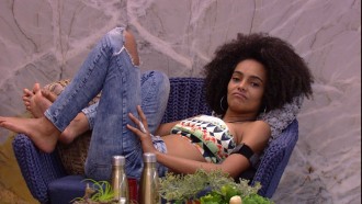 Gabriela pede: 'Me dá um selinho?'